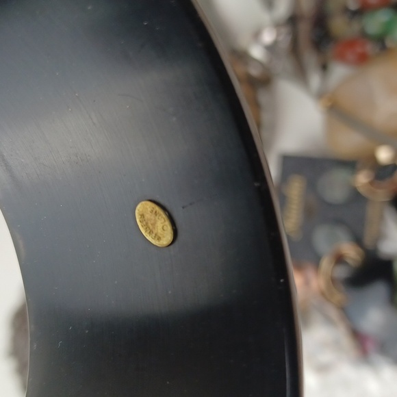 KJL Black Lucite & Golden Tan Bicone Knife Edge Stamped Bangle Bracelet - Picture 6 of 10